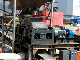 大型連軸式對(duì)輥破碎機(jī)安裝現(xiàn)場