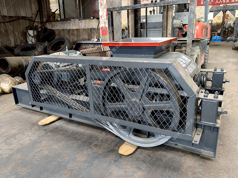 大塊煤矸石直接喂料會損壞設(shè)備？狼牙齒輥為何敢承諾'來者不拒'？