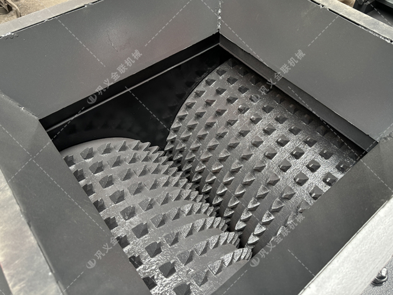 大塊煤矸石直接喂料會損壞設(shè)備？狼牙齒輥為何敢承諾'來者不拒'？